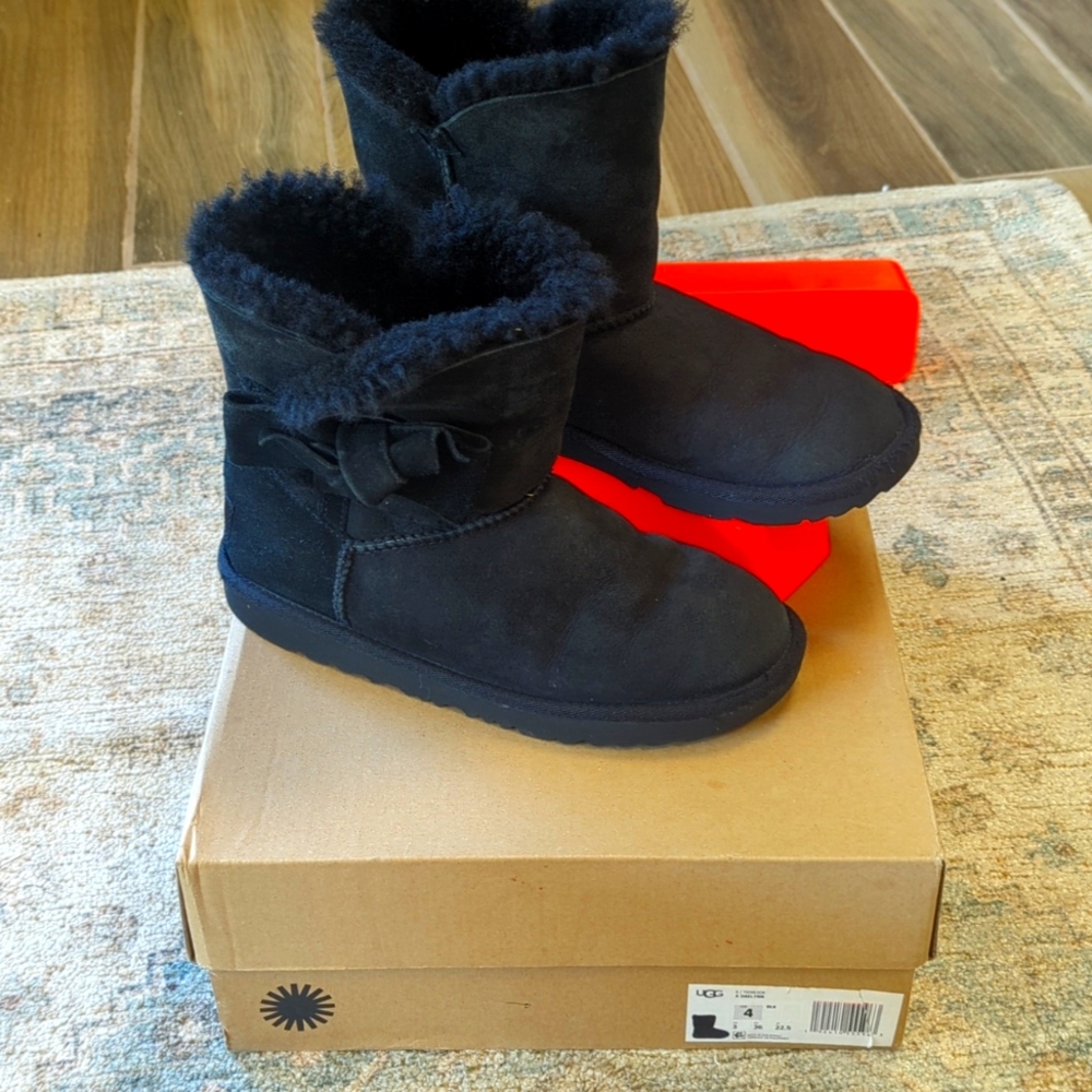 Ugg Daelynn Black Boots size 4 with box.